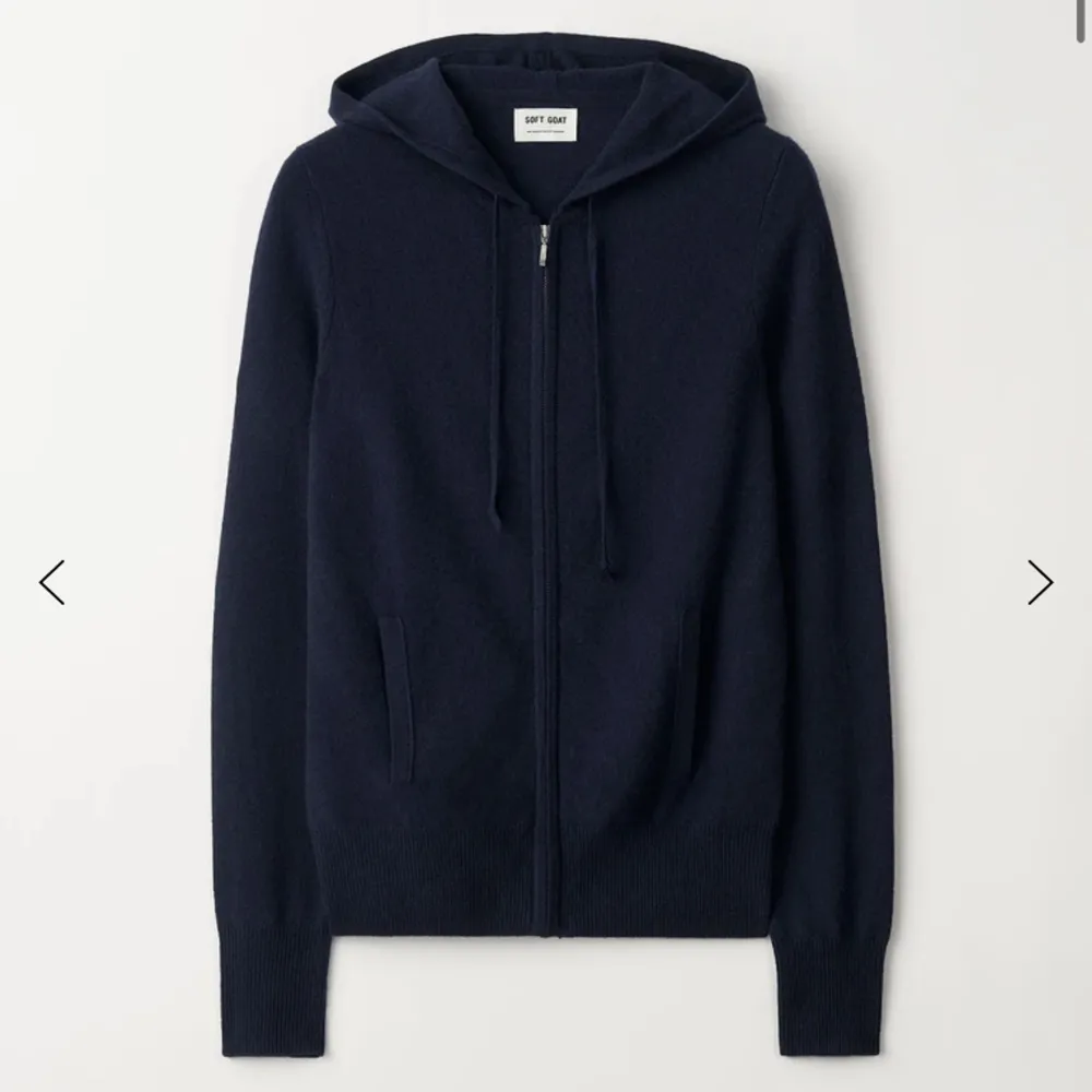 Säljer en helt ny soft goat zip hoodie med lappen kvar💕 storlek XL men mer som en M. Tröjor & Koftor.