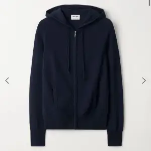 Säljer en helt ny soft goat zip hoodie med lappen kvar💕 storlek XL men mer som en M