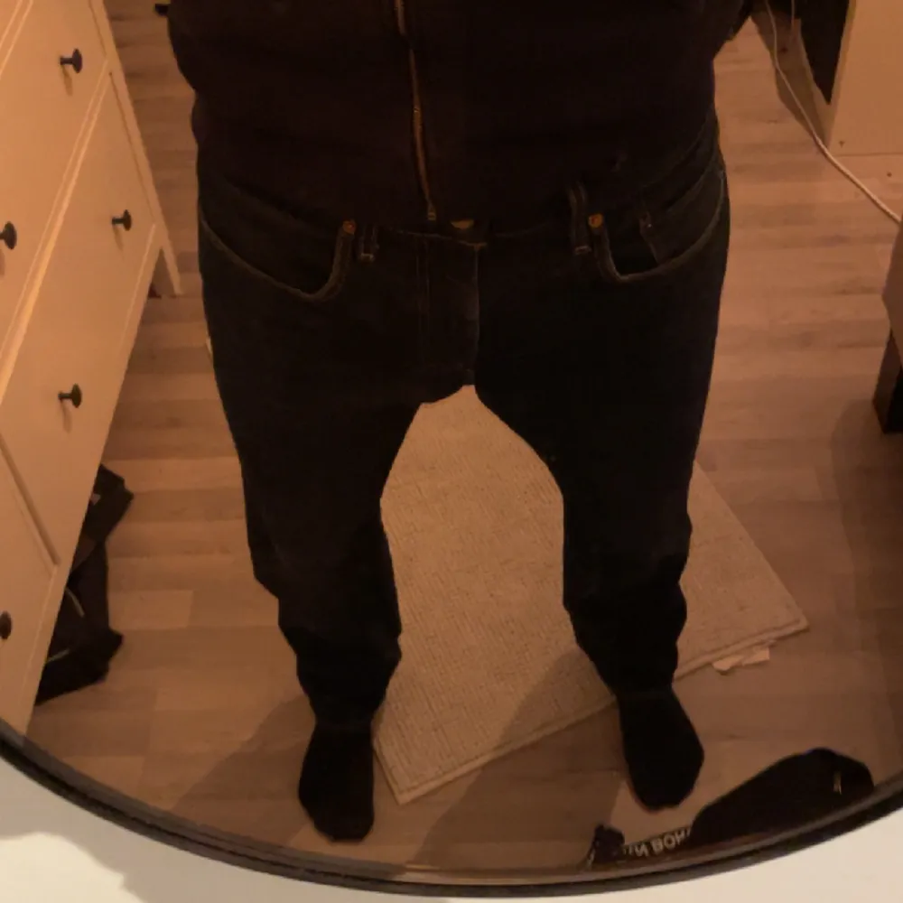 Säljer mina Levis jeans 502 perfekt skick inte 1 enda skråma Använd ett par gånger och är väldigt snygga.. Jeans & Byxor.