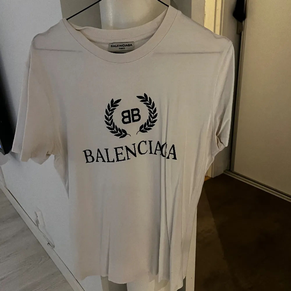Balenciaga T-shirt i fint skick. T-shirts.