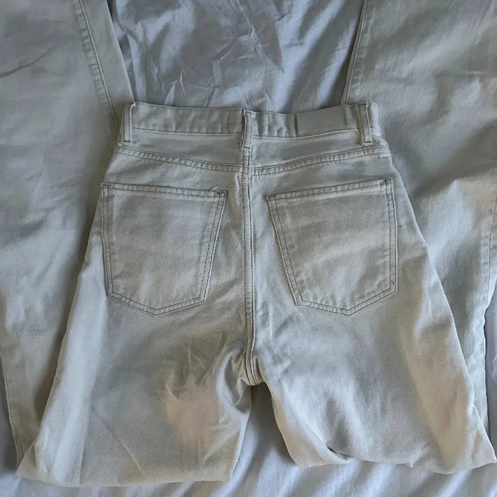 Skit snygga beiga/vita jeans från Mango. Jeans & Byxor.
