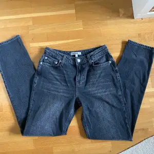 Mörkgrå lågmidjade straightleg jeans i storlek 36. Säljer då de är för små för mig. Aldrig använda, därmed inga fläckar eller skador. Nypris 600, säljer för 60. Innersöm: 80 cm, midja: 35 cm, Benöppning: 18 cm.