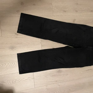 Hope van trousers - Tja, säljer ett par tygbyxor i storlek 50. Passat perfekt nu till våren med ett par lite tjockare tygbyxor. De är bara använda några gånger och sitter fortfarande perfekt.