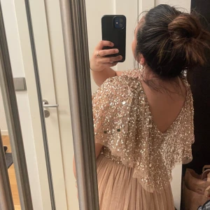 Rosa balklänning  - Jättefin balklänning, endast provad med lappar kvar. Ny pris 1300kr. Skimrar i solen super fin!!