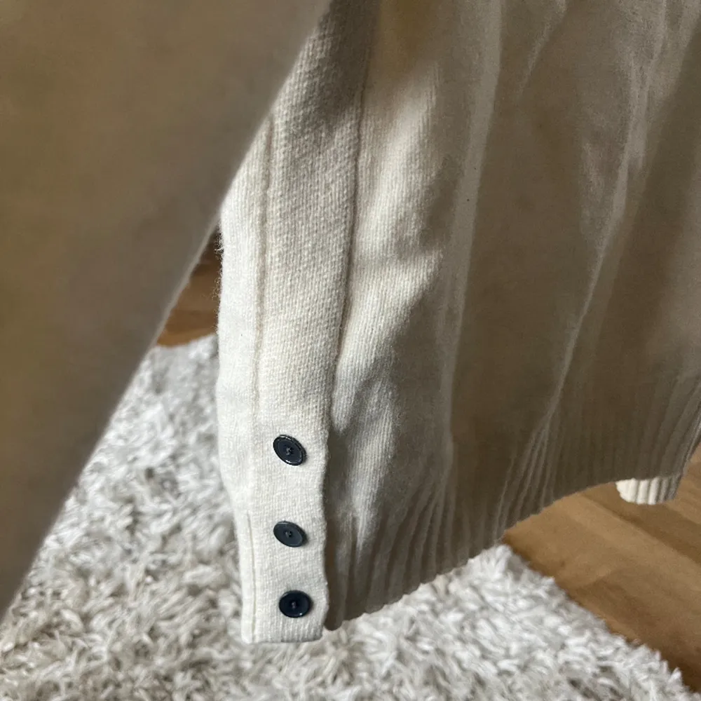 Snygg stickad tröja från Massimo Dutti med knappar på sidorna . Stickat.