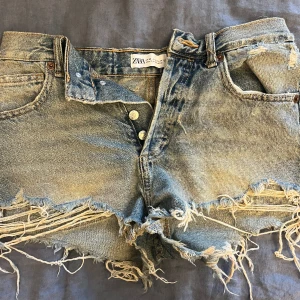 zara jeansshorts  - Säljer dessa fina jeans shortt från zara då de inte passar mig längre. Har ett fåtal gamla bilder på hur de sitter på så skriv ifall ni är intresserade💕