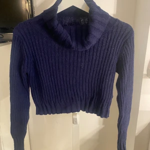 Croppad polotröja - Croppad polotröja från bik bok i marinblå! Superfin och skön. Bara använd några gånger!