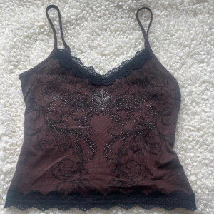 Linne - Säljer detta coola, bruna linne då det inte sitter bra på mig! Tröjan är inte använd, lappen sitter kvar. Linnet har nästan några cowboy drag och skulle va skitsnyggt på till exempel fest🌟