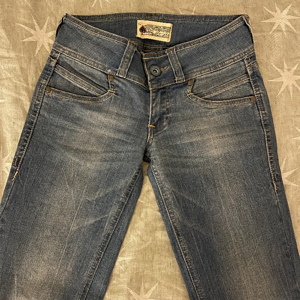 Jättefina lågmidjade jeans feån Bershka.👖😭😍👌 Storlek 32. 600 kr. Jag står för frakten❤️. Jeans & Byxor.