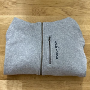 Sail racing tröja - Säljer nu min kära Sail Racing hoodie som jag använt en hel del. Kommer dock inte till användning till längre, därav säljer jag den. Bra skick trots användning