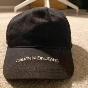 Hej,jag säljer en keps från Calvin Klein de är i bra skick har täcken på användning men har tagits hand om bra