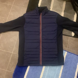 Cardigan - Helt ny cardingan bara använt den 3 till 4 gånger jätte snygg vill sälja den nu för att den börjar bli liten 