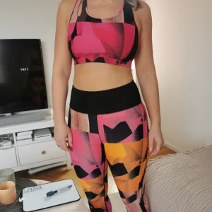 Träningsset  - Set med tights och byxor. Bh- storlek M, tights- EU38. Oanvända. 