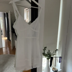 Vit klänning - Super fin klänning från H&M i storlek S