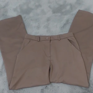 Lågmidjade byxor💥 - Lågmidjade byxor i stl 160. Perfekt längd för mig som är 165. Bra skick.