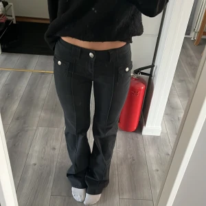 Cargo jeans HM - Säljer dessa populära lågmidjade, slutsålda cargo-jeans från HM. Använda 1 gång och utan defekter. (Egna bilder)Säljer endast vid bra bud då jag är osäker på om jag vill sälja!