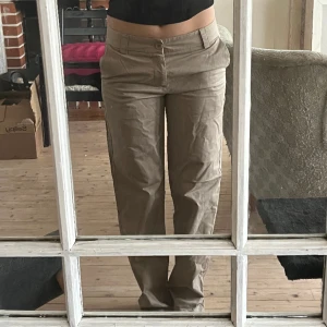 Mid waist Straight leg Chino - Beiga chinos, i storlek 36. Aldrig använda.