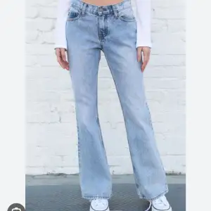 Lågmidjade brandy Melville jeans. Sitter som S eller XS. Säljer eftersom de är för små för mig💕 Dom finns inte längre att köpa.