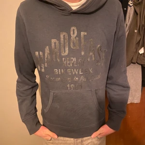 Replay hoddie - Snygg mörkblå Replay hoddie, strlk M