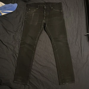 Dsquared2 jeans(Äkta) - Säljer nu mina svarta dsquared2 jeans. Märket där bak är lite slitet och det finns även vita märken runt om byxorna. Borde gå att få bort på något sätt. Kan även prutas. Kom dm för mer.
