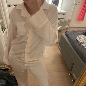 Pyjamas sett från Gina Young  - Superfin pyjamas med leopardmönster med rosa och vit, denna är tyvärr lite för liten men nästan helt ny!! Nypris: 300