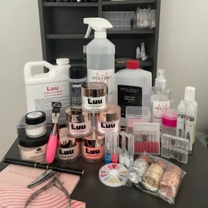 Akryknaglar kit  - Säljer alla mina tillbehör till akrylnaglar. Det tillkommer mer än det som syns på bilderna som tex dekoration,masker etc. Har blivit allergisk och kan tyvärr inte ha kvar de. Mycket är oanvänt och allt detta har ett värde av 6000kr+.köp=betala frakt