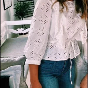 Söt vit blus från Gina Tricot - Super söt blus med detaljer och volanger. Använd några gånger, därav lågt pris. Skicka gärna om det önskas fler bilder!! 🌸 storlek 34. Går att reglera i midjan, lite gul i armhålorna därav priset, men anser inte att det syns så mycket 🌸