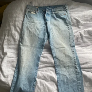Levis 501 ljusblå - Levis 501:or i storleken W32/L30 i en snygg ljusblå färg. Inte använda på ett bra tag eftersom jag vuxit ur dem. Väldigt bra skicka utan några som helst flaws. Tidigare använda en del men inget som syns. Jeans med väldigt  bra kvalité och livslängd;)