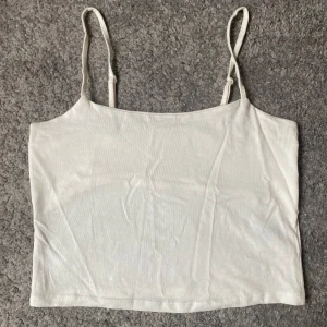 Linne - Ett helt oanvändt vitt linne ifrån lager157 i storlek M. Hör av dej om fler bilder eller om du har frågor🙌🙌 Säljer ett likadant svart, i storlek L också!