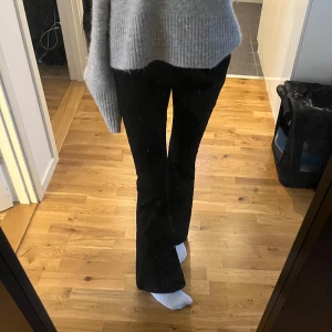 Lågmidjade bootcut jeans  - Säljer nu mina svarta bootcut jeans som är lågmidjade! 🩷 