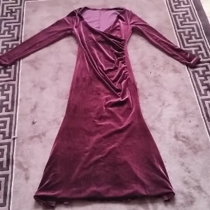 Klänning! - En superfrän oanvänd klänning! Ganska lång i storleken, ungefär knälång för mej som är 1.70:))