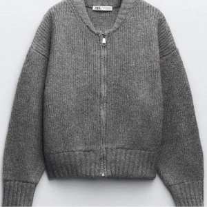 STICKAD JACKA - Den är aldrig använd prislappen finns kvar😊 köpt för 559