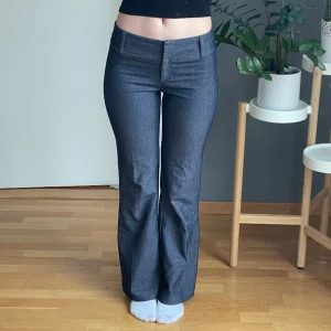 Lågmidjade kostymbyxor  - Lågmidjade marinblå kostymbyxor i storlek 34, vintage från HENNES ⭐️😇 Helt perfekta, lite jeans liknande i färgen. Jag är 165 och sitter perfekt i längden 