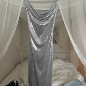 Silver klänning - Säljer denna silver klänning då den inte kommer till användning längre 💘💘