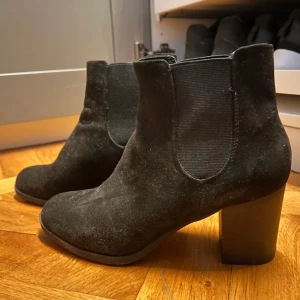 Högklackade boots - Snygga högklackade boots. Använda få gånger. Väldigt sköna och stretchigt material