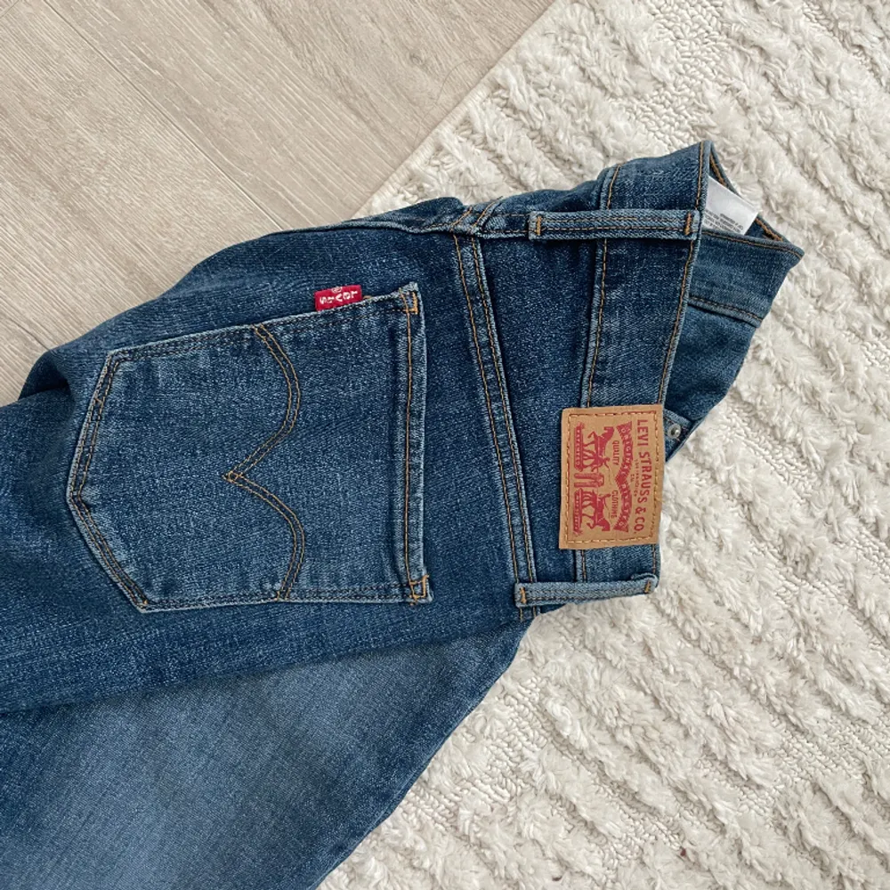 Bootcut jeans från Levis, låg till medelhög midja. Använda ett fåtal gånger. Jeans & Byxor.