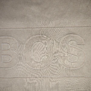 Hugo Boss äkta. - Hugo Boss tröja inköpt i Karlskrona omkring ca 1 år sen, jag betalade 1399 då och idag vill jag begära 650/600 Bud med rött att neka byte intresserad, nypris den är speciellt för den är matt  