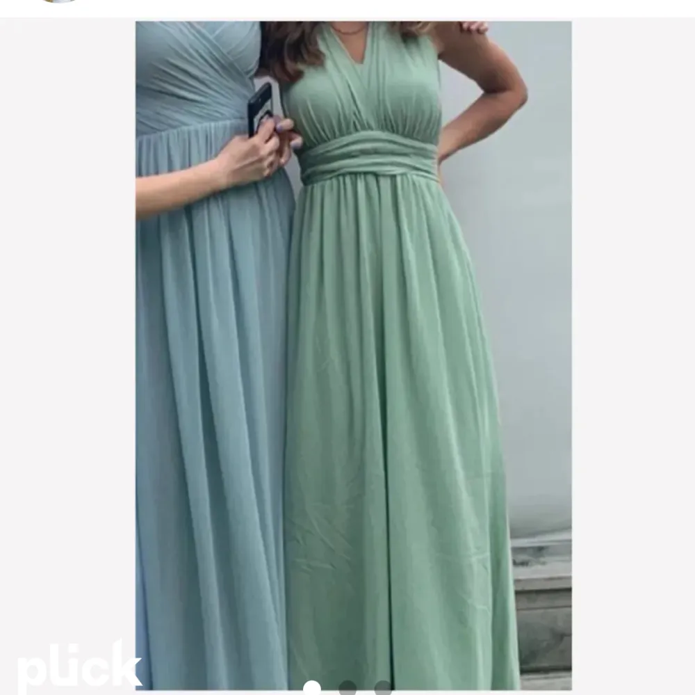 Titta in min annons där jag säljer en jättefin balklänning med rosett bak i ryggen🍋🍋‍🟩🪷🫐 . Klänningar.