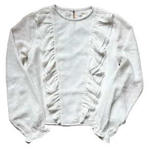 Blus från Gina - Gina Tricot / Young Gina, blus med volanger, tunt tyg med foder, storlek 146/152, vit. Jättebra skick! Skriv vid frågor 🤍