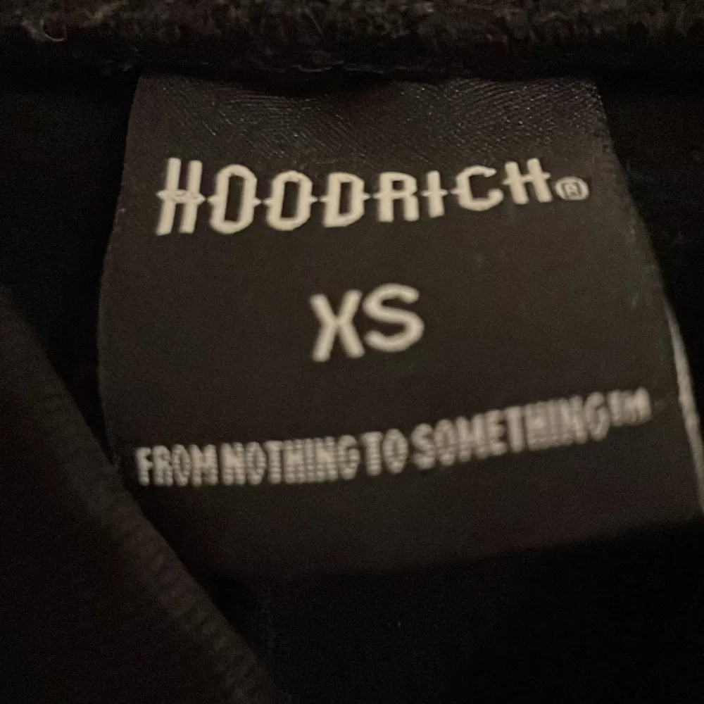 Hoodrich byxor i svart och röd.. Jeans & Byxor.