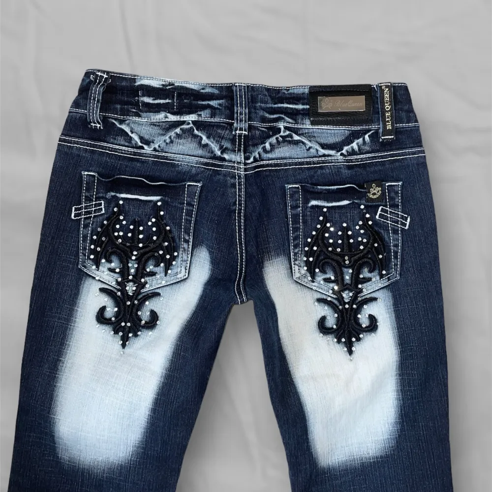 Vintage jeans från bluequeen likt crazy age med jättecoola detaljer både fram o bak, strl 28 som motsvarar ungefär S-M, stretchiga så skulle passa båda💕 // Midja 36cm (+ stretch), längd 103cm, innerbens 83cm . Jeans & Byxor.