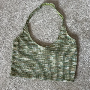 Halterneck topp - Halterneck topp i grön härlig färg!💚 från pull&bear i storlek xs. Väldigt bra skick då den bara är använd enstaka gånger🤍
