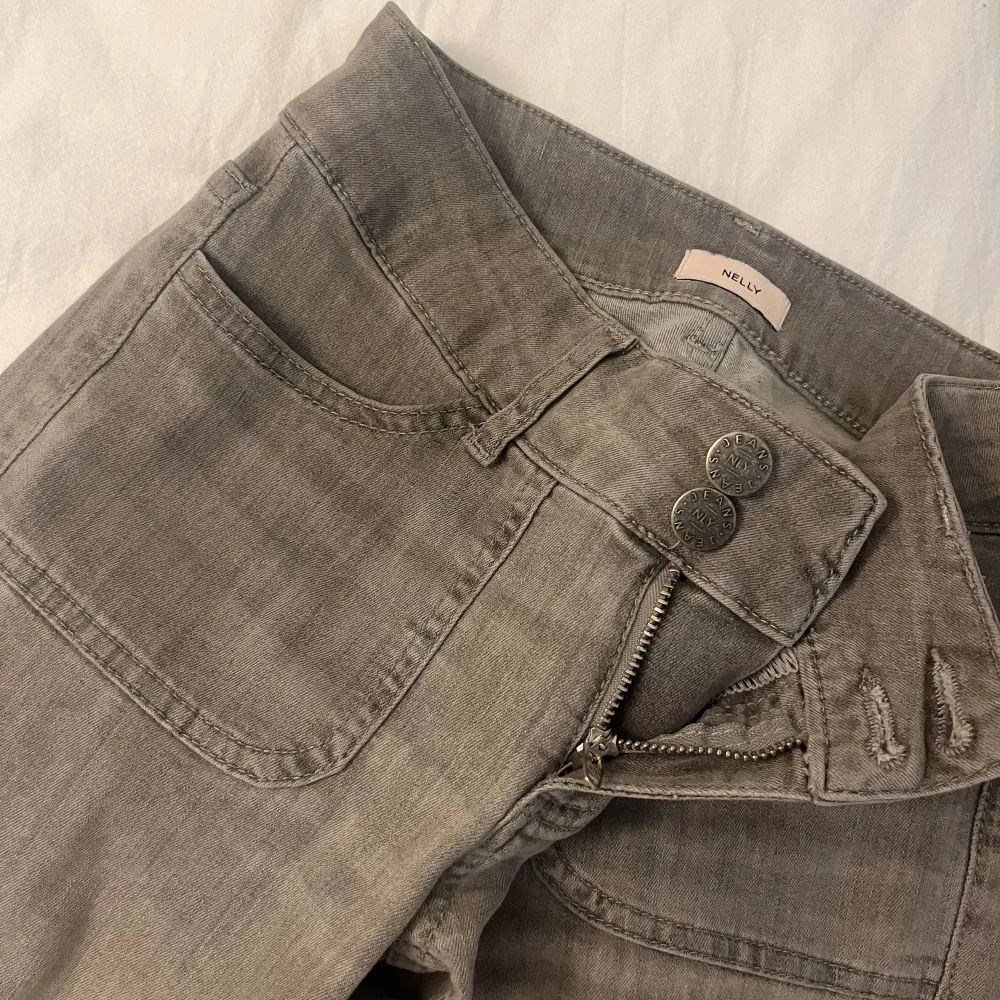Lågmidjade jeans från Nelly. Använda två gånger, jättebra skick! Köpta för 699kr. Jeans & Byxor.