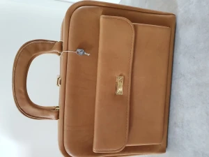 Vintage skinnväska - Fin vintage skinnväska från finska märket Nateva.  Mycket bra skick och med nyckel till det lilla låset på väskan.