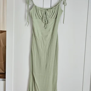 Sommarklänning  - Denna är helt underbar men användes tyvärr bara en gång förra sommaren.  Normal i storleken. Kan regleras hur du vill med hjälp av banden som du knyter.