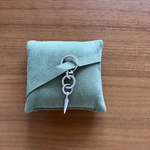 Chaos queen earring - Säljer mitt superfina örhänge chaos queen i sil  från Maria Nilsdotter som inte används längre❤️‍🩹