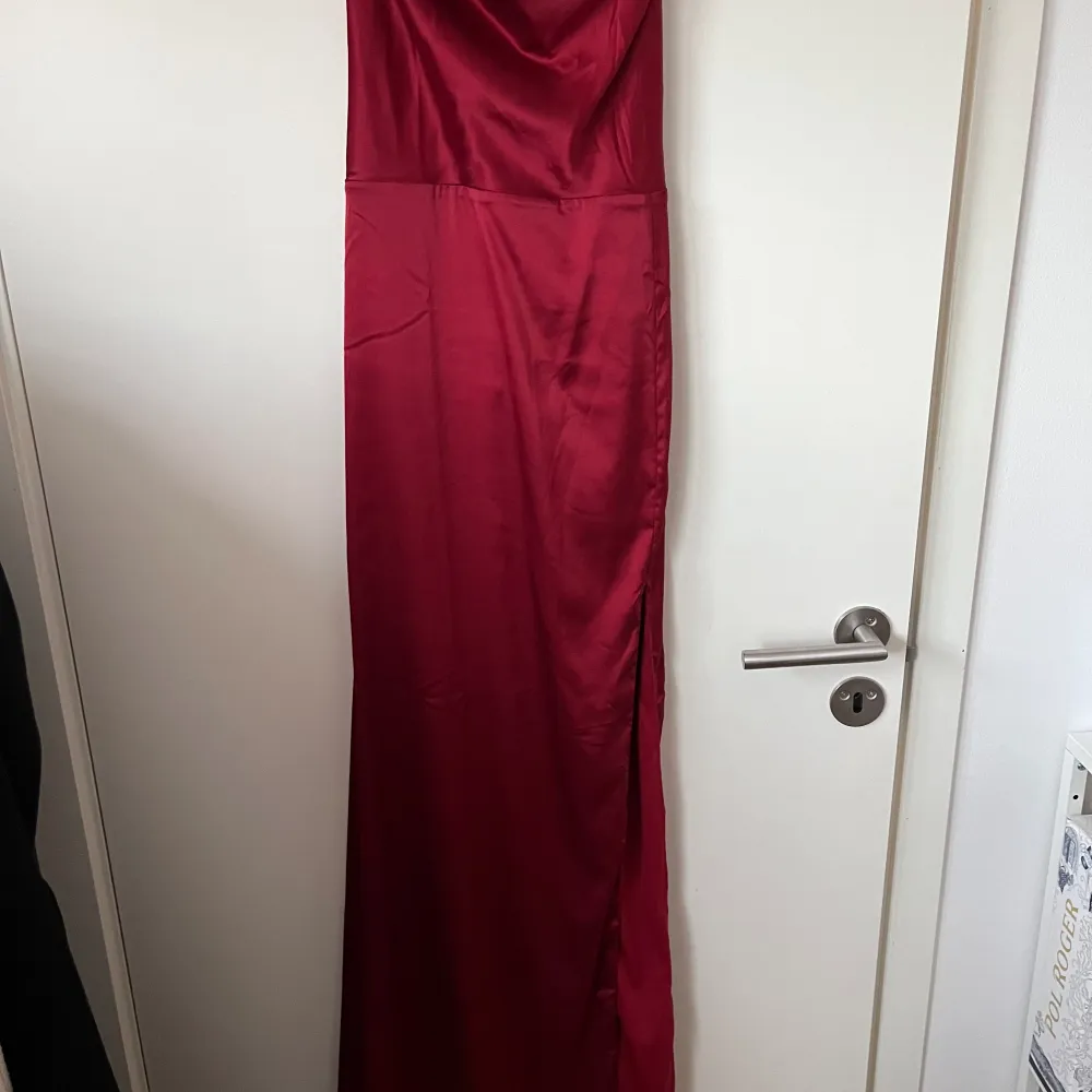 Vinröd långklänning i satin. Använd 1 gång storlek 38. Sitter jättefint på. Köparen står för frakten. Org pris 699kr säljer för 250kr. Klänningar.