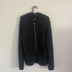 Stickad overshirt - Skön stickad overshirt Lurvig o perfekt till sommarkvällar Inga skador eller täcken på användning Sick:10/10 Sällan använd