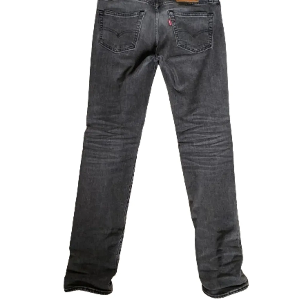 Säljer nu dessa snygga jeans från Levis | Skick : 9/10, haft dem ganska länge men knappt använt dem | Pris : Nypris : 1100kr, mitt pris 499kr. Priset är inte hugget i sten | Om du har några frågor är det bara att höra av dig! ❤️. Jeans & Byxor.