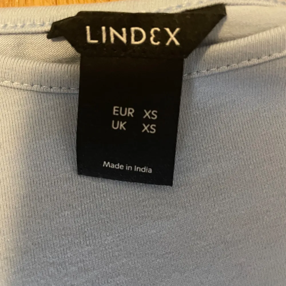 En blå blus från Lindex i storlek XS med ballong ärmar som jag aldrig har använt.. Blusar.